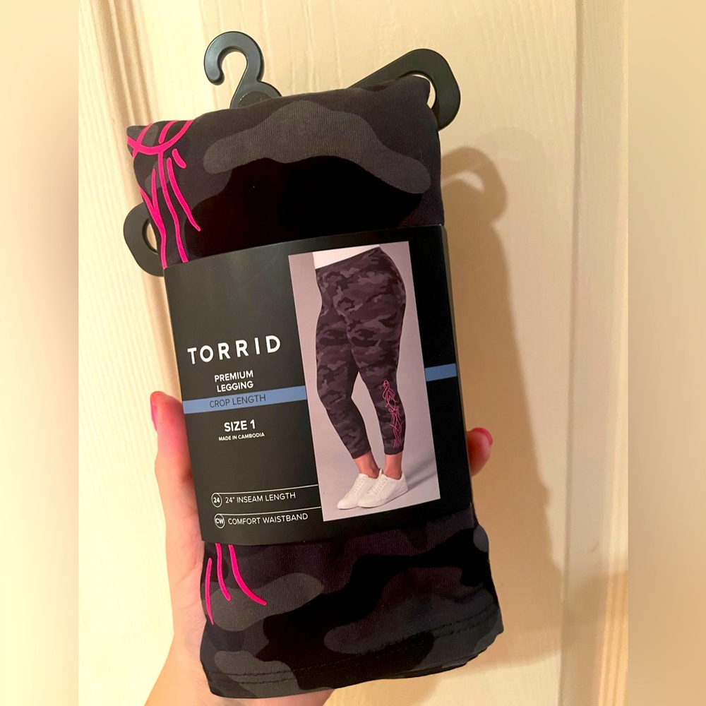 Torrid camp cropped breast cancer awareness premium leggings